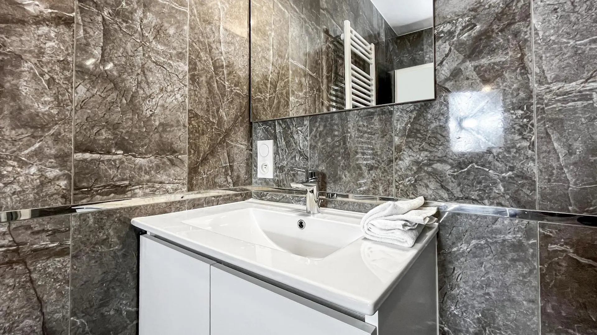 Homey Luxury - Proche Du Centre-Ville, Des Transports, De Geneve Annemasse Apartment